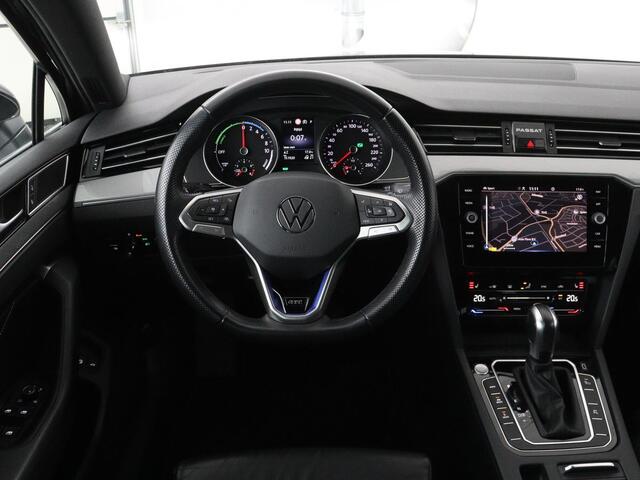 Volkswagen PASSAT 1.4 TSI PHEV GTE | Leder | Stoelverwarming | 360 camera | Matrix LED | Trekhaak | Carplay | Massage | Navigatie | Adaptive cruise | Achterbankverwarming