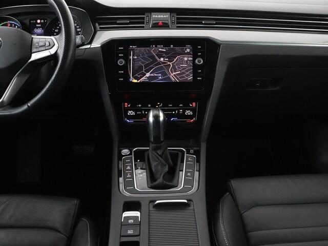 Volkswagen PASSAT 1.4 TSI PHEV GTE | Leder | Stoelverwarming | 360 camera | Matrix LED | Trekhaak | Carplay | Massage | Navigatie | Adaptive cruise | Achterbankverwarming
