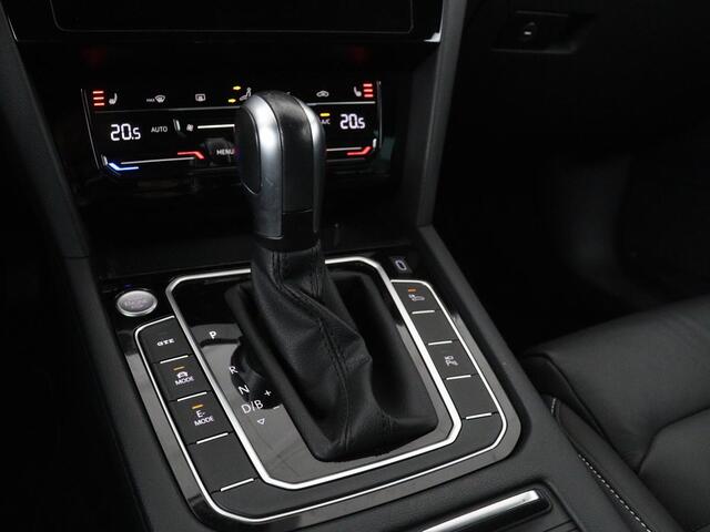 Volkswagen PASSAT 1.4 TSI PHEV GTE | Leder | Stoelverwarming | 360 camera | Matrix LED | Trekhaak | Carplay | Massage | Navigatie | Adaptive cruise | Achterbankverwarming