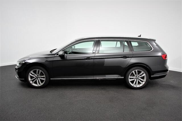 Volkswagen PASSAT Variant 1.5 TSI 150pk DSG Elegance Plus Pro | Navigatie | Camera | Climate Control | Adaptive Cruise Control | Elektrische Achterklep | Lane Assist | LED | DAB |