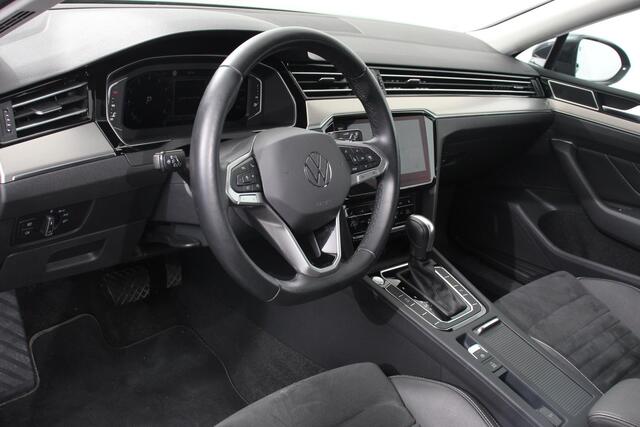 Volkswagen PASSAT Variant 1.5 TSI 150pk DSG Elegance Plus Pro | Navigatie | Camera | Climate Control | Adaptive Cruise Control | Elektrische Achterklep | Lane Assist | LED | DAB |