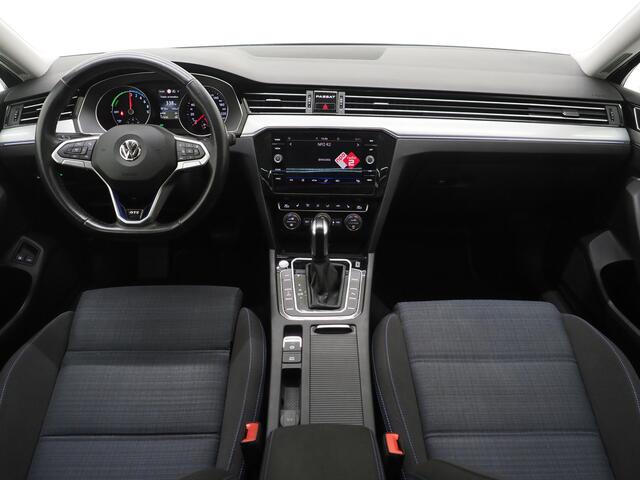 Volkswagen PASSAT Variant 1.4 TSI PHEV GTE | Panoramadak | Trekhaak | Massage | Adaptive Cruise | Camera | Carplay