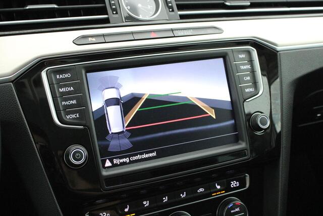 Volkswagen PASSAT Variant 1.4 TSI 150pk H6 ACT R-Line Highline Trekhaak Camera Led Stoelverwarming Virtual Cockpit Navigatie