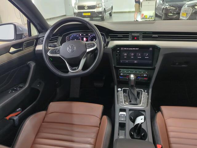 Volkswagen PASSAT Variant 2.0 TSI R-Line Business + / AUTOMAAT/ 190 PK/ PANO/ TREKHAAK/ 360 CAMERA/ PARK. SENSOREN/ LEDER/ LED/ DIGITAL DASHBOARD/ ELEK. ACHTERKLEP/ NAVI/ GETINT GLAS/ 17" LMV
