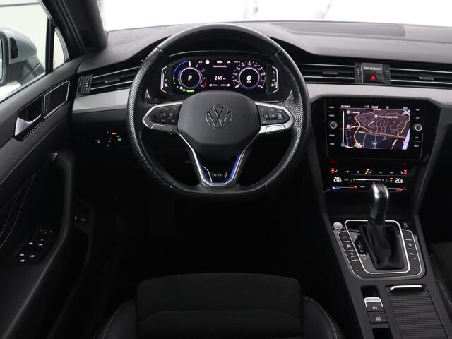 Volkswagen PASSAT 1.4 TSI PHEV GTE | Panoramadak | Stoelverwarming | Camera | Virtual Cockpit | Leder/Alcantara | Carplay | Matrix LED | Massage | Navigatie | Dodehoek detectie