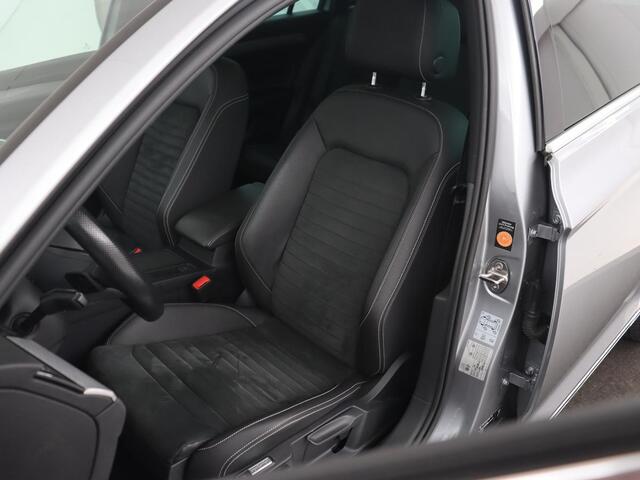 Volkswagen PASSAT 1.4 TSI PHEV GTE | Panoramadak | Stoelverwarming | Camera | Virtual Cockpit | Leder/Alcantara | Carplay | Matrix LED | Massage | Navigatie | Dodehoek detectie
