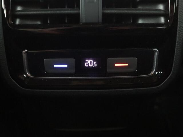 Volkswagen PASSAT 1.4 TSI PHEV GTE | Panoramadak | Stoelverwarming | Camera | Virtual Cockpit | Leder/Alcantara | Carplay | Matrix LED | Massage | Navigatie | Dodehoek detectie
