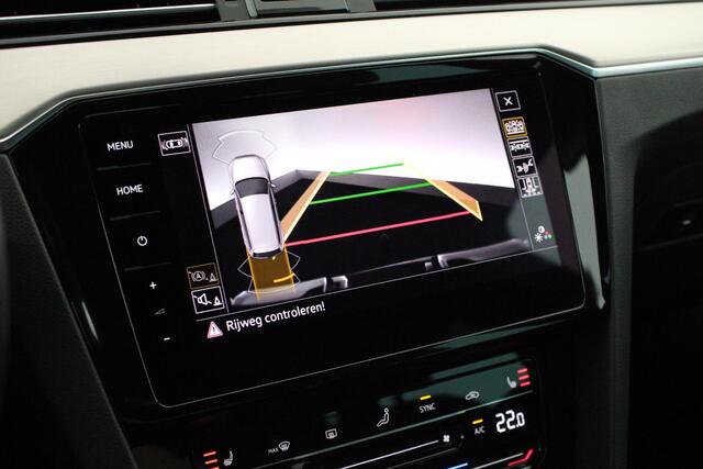 Volkswagen PASSAT Variant 1.5 TSI 150pk DSG R-Line Business + Trekhaak Camera Leder Keyless Led Stoelverwarming Virtual Cockpit