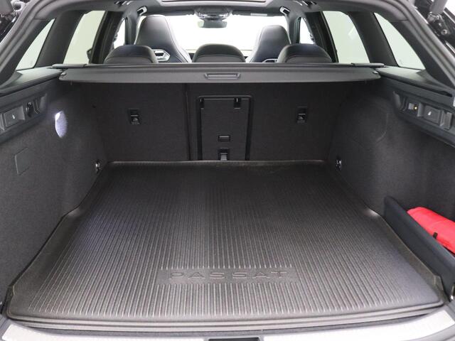 Volkswagen PASSAT Variant 1.5 eHybrid R-Line Edition 272PK DSG Matrix led, trekhaak, adaptive cruise, side assist, schuif-kanteldak, keyless, elek. bedienbare achterklep, stoelverwarming voor & achter, stuurwielverwarming, 19" lichtmetaal
