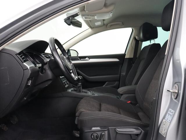 Volkswagen PASSAT 1.4 TSI Comfortline | Stoelverwarming | Trekhaak | Adaptive cruise | Climate control | Navigatie | Parkeerhulp | Bluetooth | DAB
