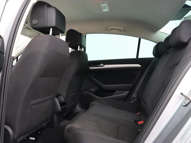 Volkswagen PASSAT 1.4 TSI Comfortline | Stoelverwarming | Trekhaak | Adaptive cruise | Climate control | Navigatie | Parkeerhulp | Bluetooth | DAB