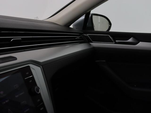 Volkswagen PASSAT 1.4 TSI Comfortline | Stoelverwarming | Trekhaak | Adaptive cruise | Climate control | Navigatie | Parkeerhulp | Bluetooth | DAB