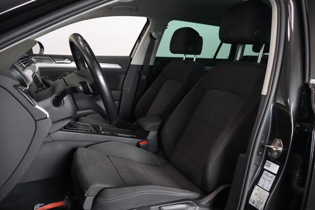 Volkswagen PASSAT 1.5 TSI Comfort Business Automaat | Navigatie | Camera | LED