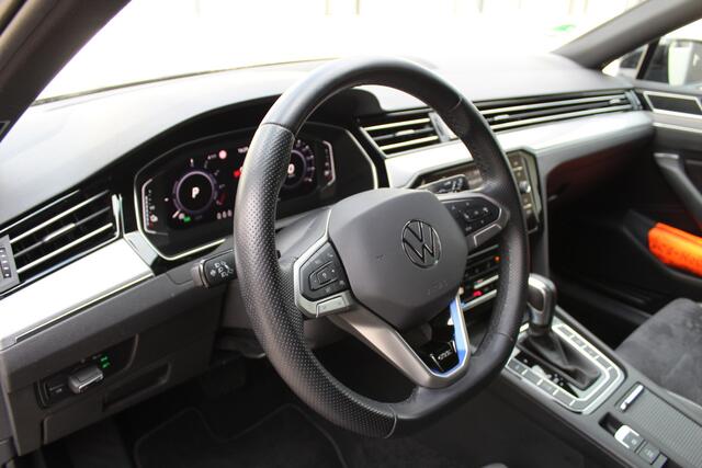 Volkswagen PASSAT Variant 1.4 TSI 204Pk PHEV GTE Highline All-Black | Leder/alcantara | Zwarte hemel | IQ-Light