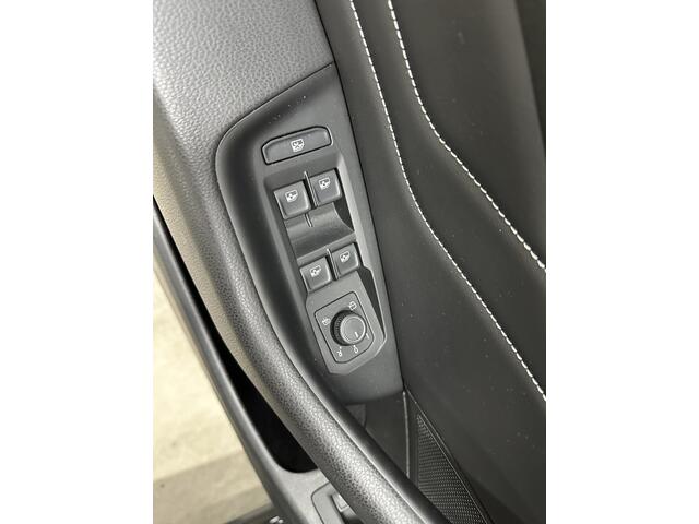 Volkswagen PASSAT Variant 1.5 TSI R-Line 150pk | Elek. Trekhaak | Massage | 19 inch | Sportstoellen + Stuur