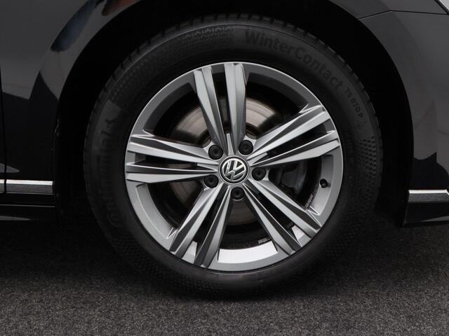 Volkswagen PASSAT Variant 1.5 TSi 150 Pk Automaat R-Line | Adaptive Cruise | CarPlay | Navigatie | Bluetooth | Parkeersensoren | Stoelverwarming | 17 Inch | Trekhaak |