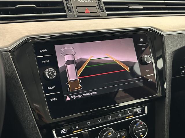Volkswagen PASSAT Variant 1.5 TSI 150pk DSG Business Camera Stoelverwarming Navigatie