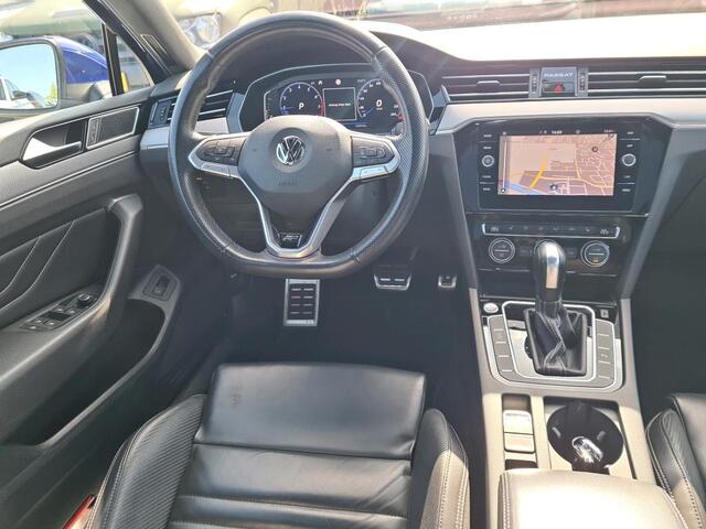 Volkswagen PASSAT Variant 1.5 TSI Elegance Business R / Pano / Digitaal dashboard / Navigatie / Zwenkbare trekhaak / Leder / Camera /