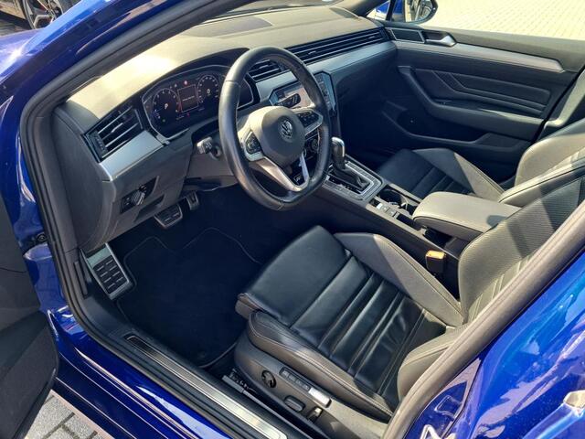 Volkswagen PASSAT Variant 1.5 TSI Elegance Business R / Pano / Digitaal dashboard / Navigatie / Zwenkbare trekhaak / Leder / Camera /