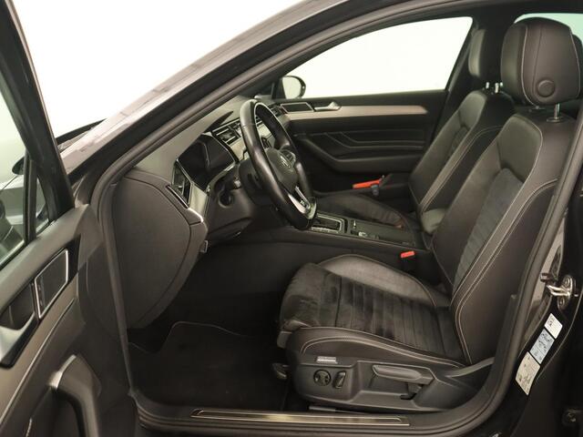 Volkswagen PASSAT 1.5 TSI Elegance Business R | Leder/Alcantara | Keyless | Stoelverwarming | Carplay | Navigatie | Full LED | Getint glas | Climate control | Virtual Cockpit