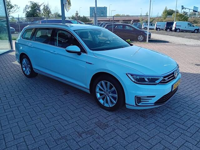 Volkswagen PASSAT Variant 1.4 TSI GTE Highline Automaat Hybride, Airco(automatisch), Multimediasysteem, Bluetooth, Navigatie, Parkeersensoren, Stoelverwarming, Cruise control adaptief, Dimlicht automatisch,Comfortstoel, Keyless go, Elektrische ramen en spiegels, Zeer nette