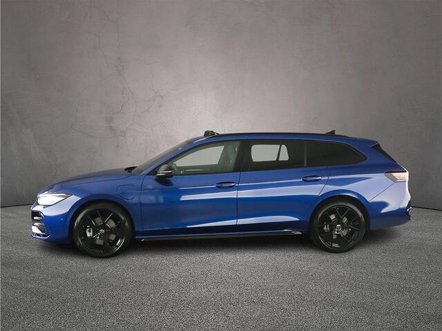 Volkswagen PASSAT Variant R-Line Edition 1.5 TSI eHybrid 272pk DSG Automaat Trekhaak, Panoramadak, LED matrix koplampen, Black Style, Adaptive cruise control