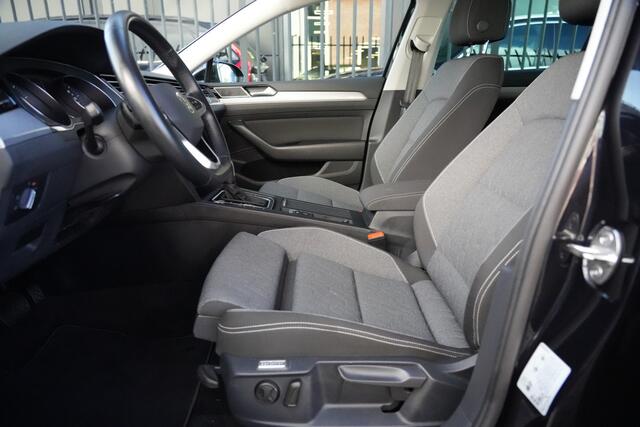 Volkswagen PASSAT Variant 1.5 eTSI Business Navigatie/Trekhaak/Parkeersensoren