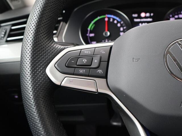 Volkswagen PASSAT Variant 1.4 TSI PHEV GTE Business | 218 PK | SoH 91% | Adaptive cruise control | Achteruitrijcamera | Dodehoek sensor |