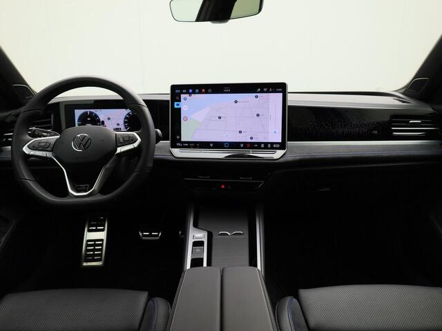 Volkswagen PASSAT Variant 1.5eHybrid 200kW/272PK R-Line Blackstyle DSG · Panoramadak · Trekhaak · 360°Camera + Parkeersensoren · Garantie tot januari 2030 of 100000km.
