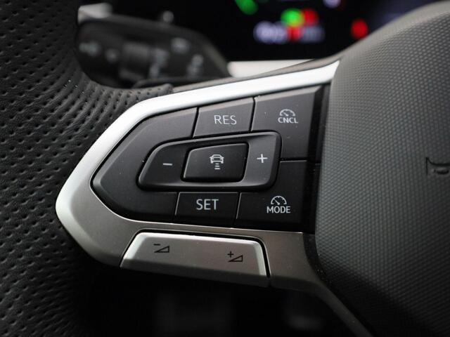 Volkswagen PASSAT Variant 1.5eHybrid 200kW/272PK R-Line Blackstyle DSG · Panoramadak · Trekhaak · 360°Camera + Parkeersensoren · Garantie tot januari 2030 of 100000km.