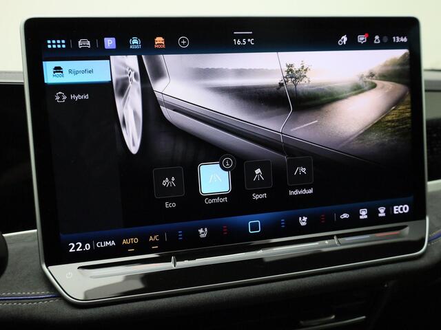 Volkswagen PASSAT Variant 1.5eHybrid 200kW/272PK R-Line Blackstyle DSG · Panoramadak · Trekhaak · 360°Camera + Parkeersensoren · Garantie tot januari 2030 of 100000km.