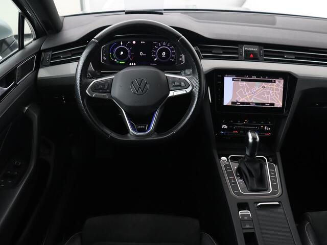 Volkswagen PASSAT 1.4 TSI PHEV GTE | Head-Up | Stoelverwarming | Trekhaak | Leder/Alcantara | Camera | Massage | Virtual Cockpit | Adaptive cruise | Matrix LED | Carplay | Side Assist | Navigatie | Plug In