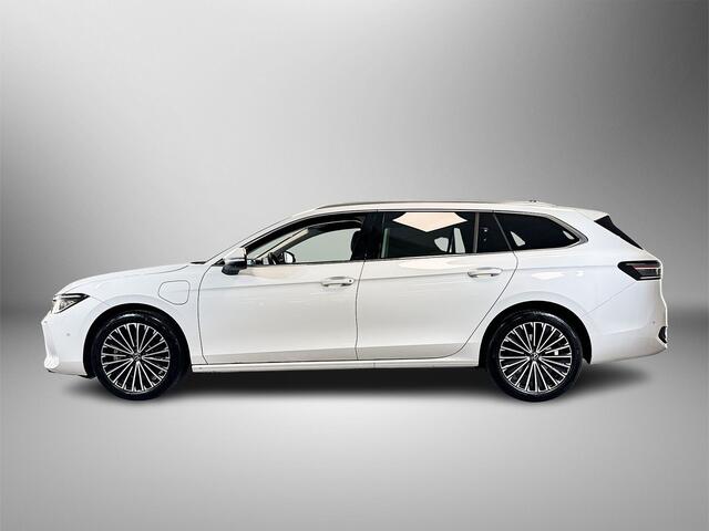 Volkswagen PASSAT Variant 1.5 eHybrid 204pk Elegance Velgen 'Napoli', 18 inch / 360 graden camera 'Area View' /