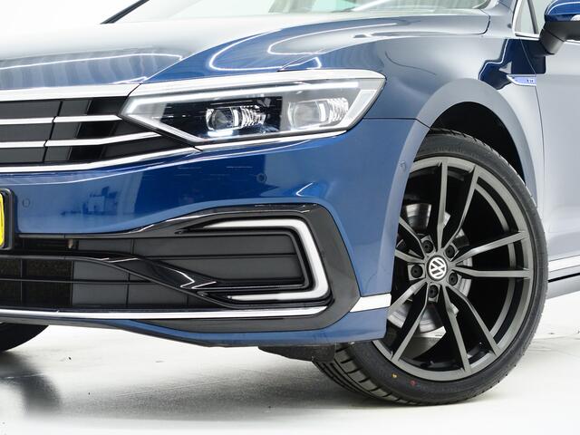 Volkswagen PASSAT Variant 1.4 TSI PHEV GTE R-Line | Panoramadak | Trekhaak | Massage | Adaptive Cruise | Camera | Carplay