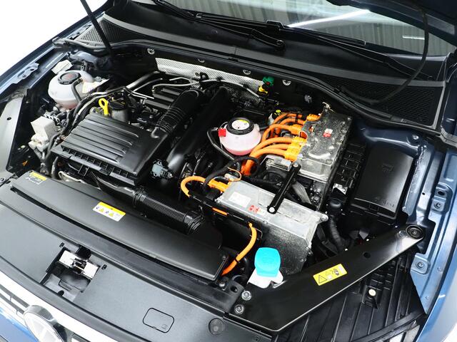 Volkswagen PASSAT Variant 1.4 TSI PHEV GTE R-Line | Panoramadak | Trekhaak | Massage | Adaptive Cruise | Camera | Carplay