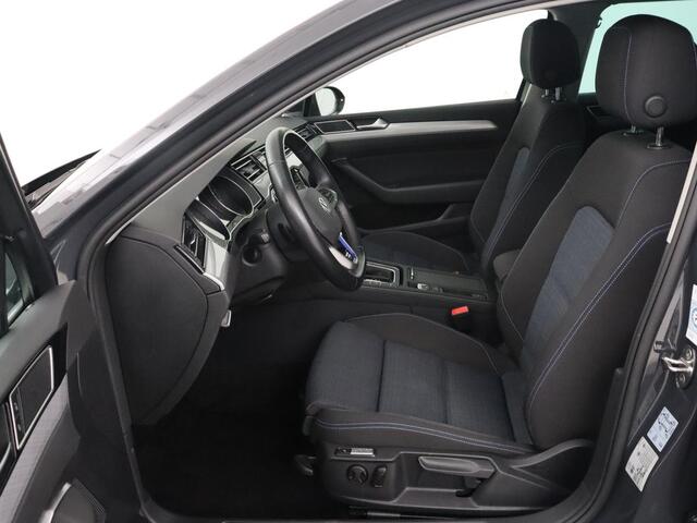 Volkswagen PASSAT 1.4 TSI PHEV GTE | Trekhaak | Stoelverwarming | Massage | Camera | Carplay | Adaptive cruise | Side Assist | Matrix LED | Navigatie | Parkeerhulp | Plug In