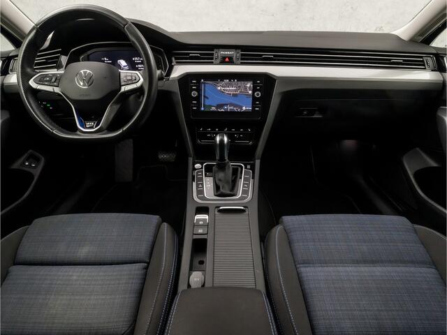 Volkswagen PASSAT Variant 1.4 TSI PHEV GTE 218Pk Automaat (VIRTUAL COCKPIT, GROOT NAVI, TREKHAAK, STOELVERWARMING, CAMERA, KEYLESS, SPORTSTOELEN, GETINT GLAS, ELEK ACHTERKLEP, NIEUWSTAAT)