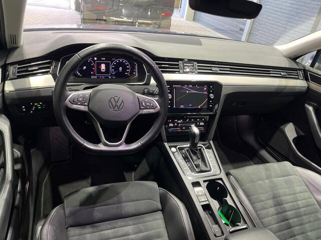 Volkswagen PASSAT 1.5 TSI Elegance | ACC | Stoelverwarming | Camera | Keyless | Elektrische Achterklep