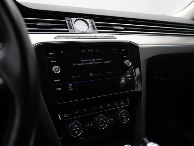 Volkswagen PASSAT Variant 1.5 TSI 150 pk DSG Highline Business | Achteruitrijcamera | Navigatie | Stoelverwarming | Leder/alcantara | Adaptive Cruise