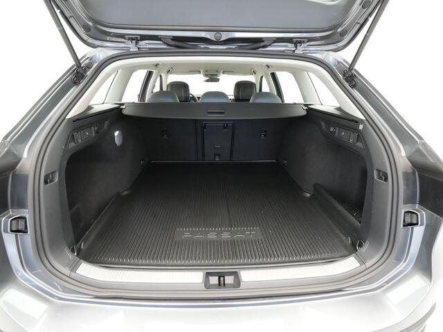 Volkswagen PASSAT Variant 1.5 eTSI 150pk Business Trekhaak Navigatie Camera Acc ARGON 112