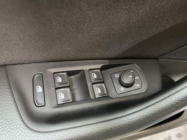 Volkswagen PASSAT Variant 1.5 TSI Business / AUTOMAAT/ GARANTIE TM 06-2027/ APP-CONNECT/ KEYLESS/ PARK. SENSOREN + CAMERA/ 3-ZONE CLIMA/ NAVI/ SPRAAKBEDIENING/ ADAPT. CRUISE/ LED