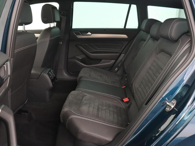 Volkswagen PASSAT 1.5 TSI R-Line | Panoramadak | Trekhaak | Matrix LED | Stoelverwarming | Adaptive cruise | Leder/Alcantara | Camera | Carplay | Keyless | Climate control | Parkeerhulp