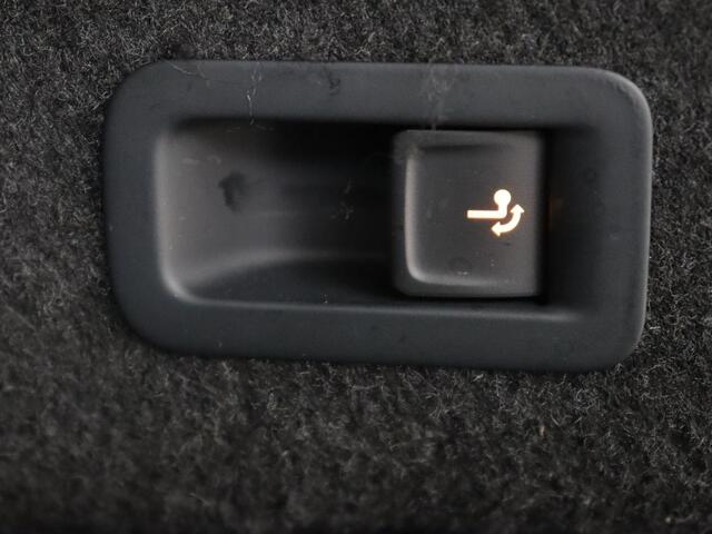 Volkswagen PASSAT 1.5 TSI R-Line | Panoramadak | Trekhaak | Matrix LED | Stoelverwarming | Adaptive cruise | Leder/Alcantara | Camera | Carplay | Keyless | Climate control | Parkeerhulp