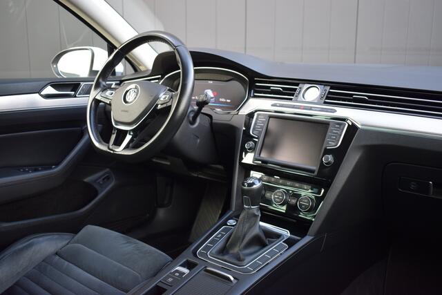 Volkswagen PASSAT Variant 1.6 TDi Highline R-Line LED | Leder/Alcantara | Carplay | Virtual | Camera | Trekhaak | Sportstoelen