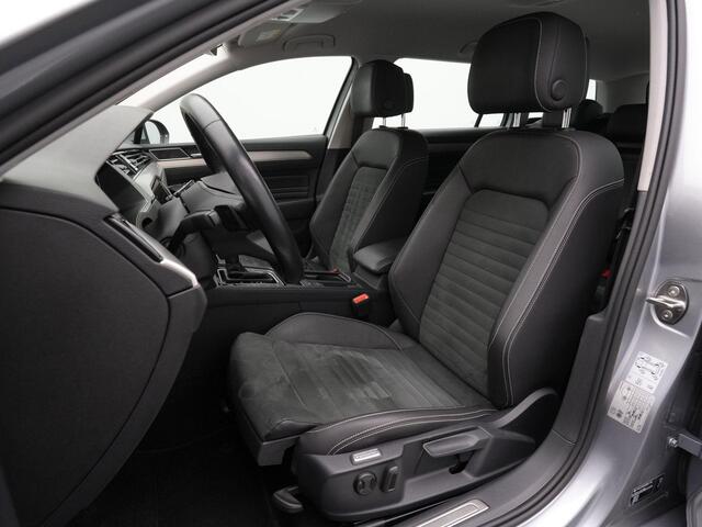 Volkswagen PASSAT Variant 1.5 TSI 150 pk DSG Elegance | Trekhaak | Head-up display | Leder/alcantara | Achteruitrijcamera