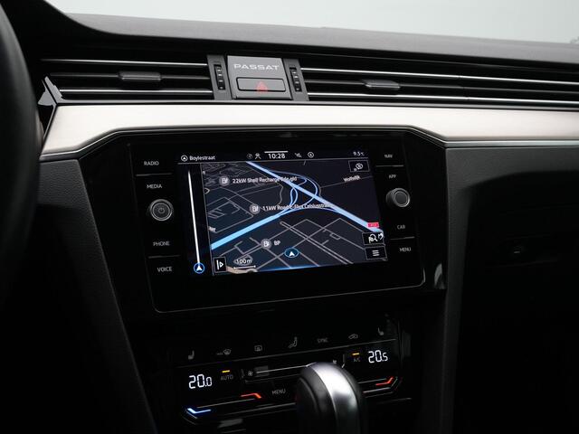 Volkswagen PASSAT Variant 1.5 TSI 150 pk DSG Elegance | Trekhaak | Head-up display | Leder/alcantara | Achteruitrijcamera