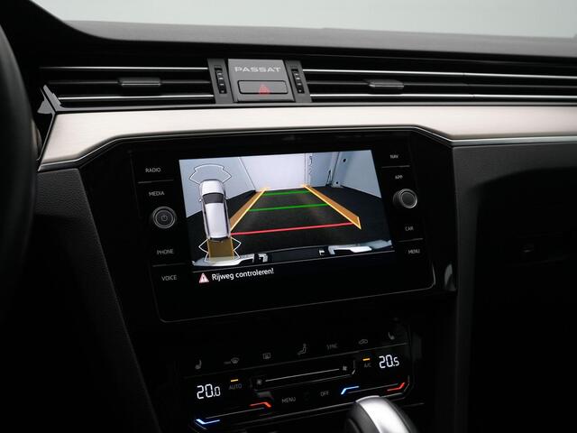 Volkswagen PASSAT Variant 1.5 TSI 150 pk DSG Elegance | Trekhaak | Head-up display | Leder/alcantara | Achteruitrijcamera