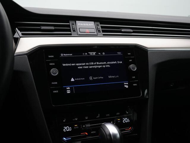 Volkswagen PASSAT Variant 1.5 TSI 150 pk DSG Elegance | Trekhaak | Head-up display | Leder/alcantara | Achteruitrijcamera