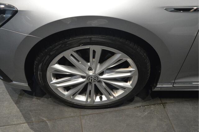Volkswagen PASSAT Variant 1.5 TSI x R-LINE navi leer pano trekhaak keyless 19 inch !!