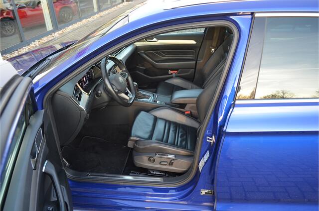 Volkswagen PASSAT Variant 1.5 TSI 2X R-Line Pano | Vol Leer | Camera | Carplay Stoelmassage | Elekt verst. | Trekhaak